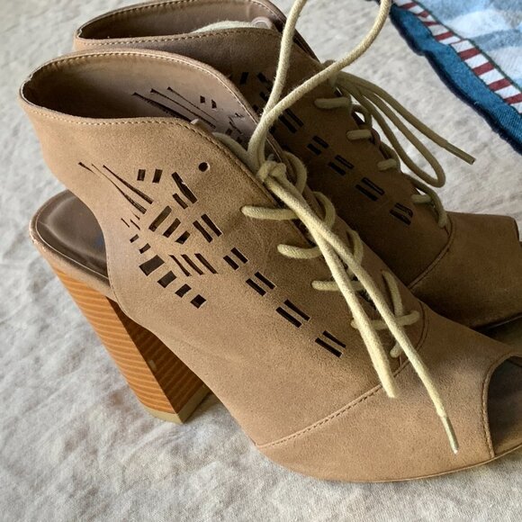 Vince Camuto nubuck heeled sandals - Picture 7 of 7